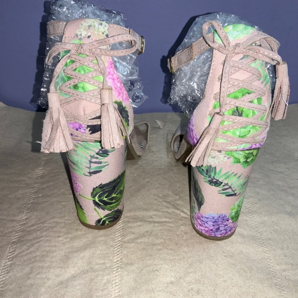 Betsey Johnson Rallo faux suede heels Sz 7.5 ankle strap bows - Picture 2 of 6